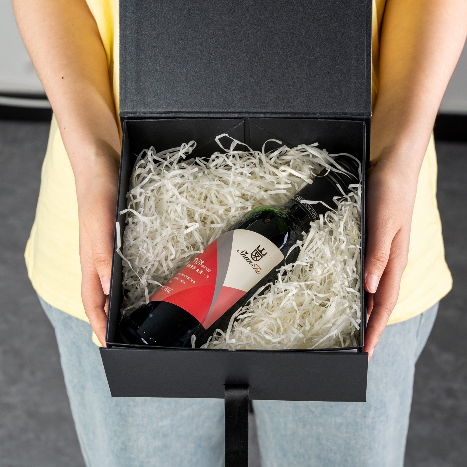 WRAPLA Black Gift Box with Satin Ribbon, 20X20X10CM Collapsible Gift Box with Magnetic Closure for Party, Wedding, Gift Wrap, Bridesmaid Proposal, Storage