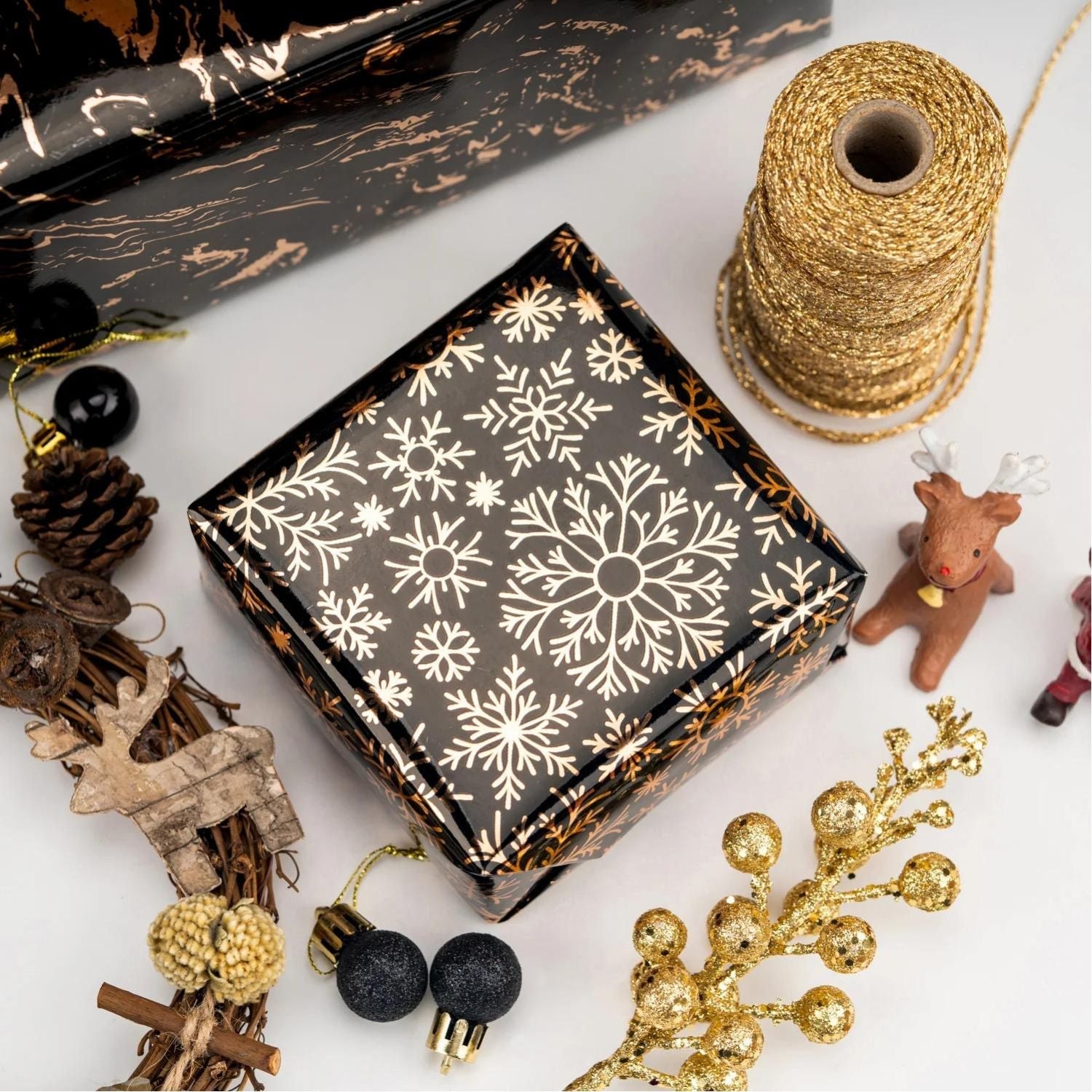 WRAPLA Christmas Wrapping paper - Black and Gold Pattern For Wedding, Birthdays, Valentines, Christmas Party- 5 Roll - 76 cm X 3 m Per Roll